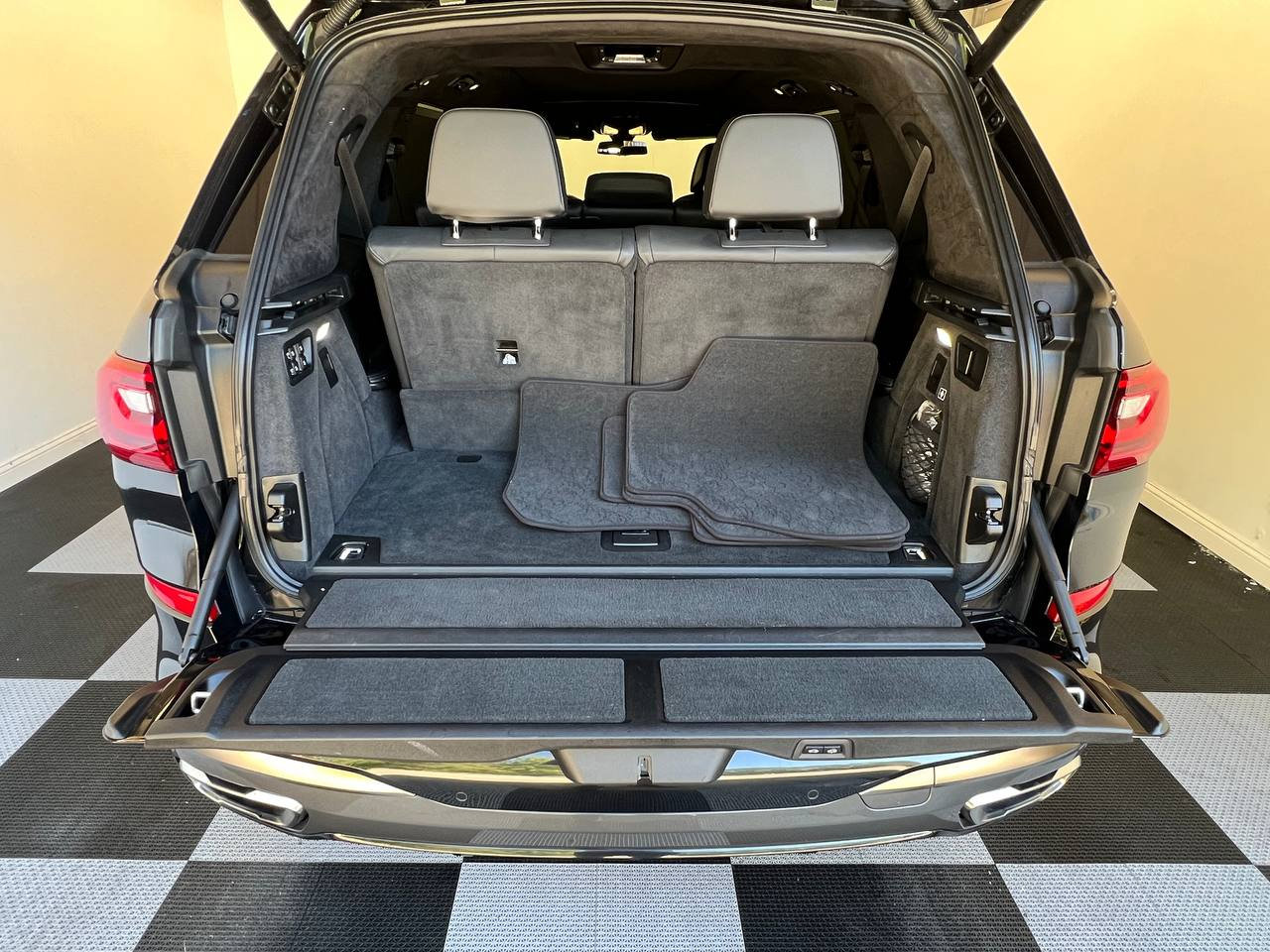 Used 2020 BMW X7 M50i w/ Executive Package image 40