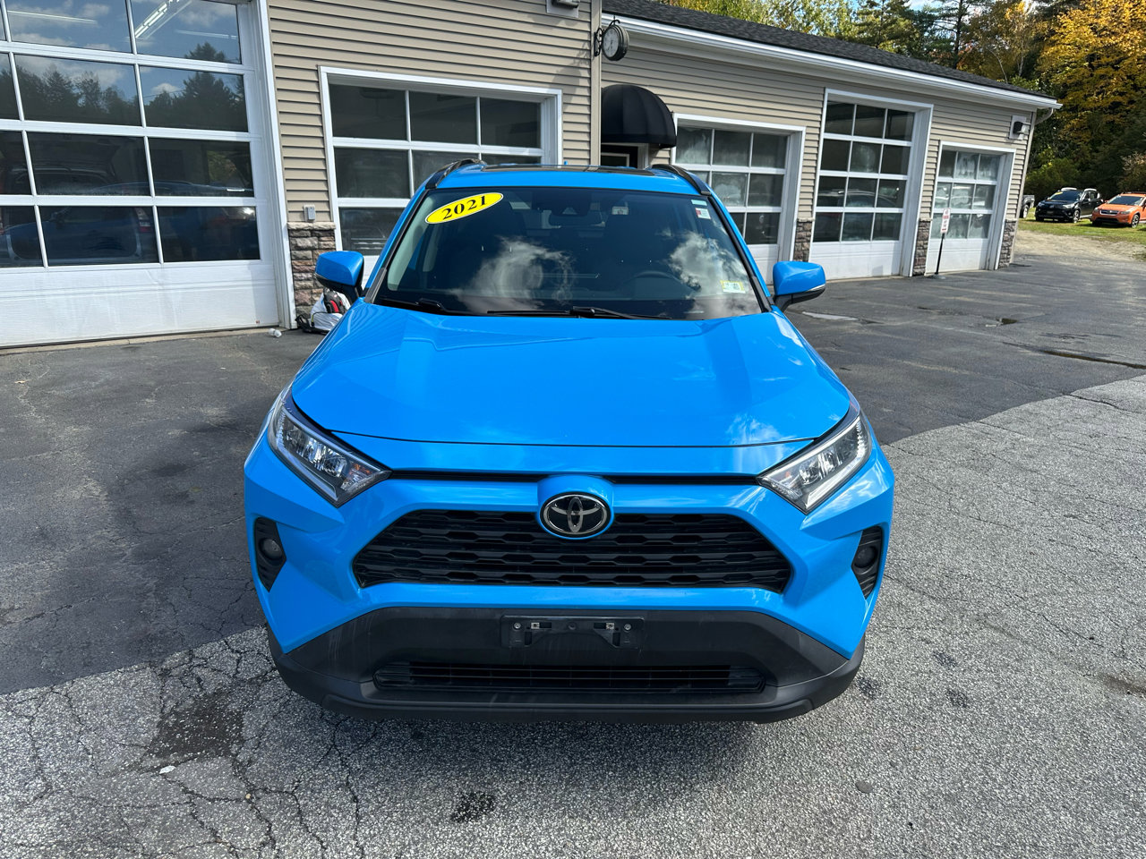Used 2021 Toyota RAV4 XLE w/ Convenience Package image 2