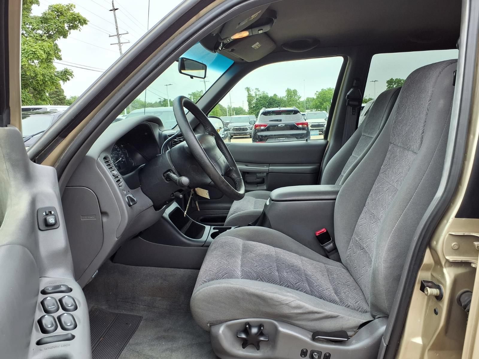 Used 2001 Ford Explorer XLT AWD/4WD image 19