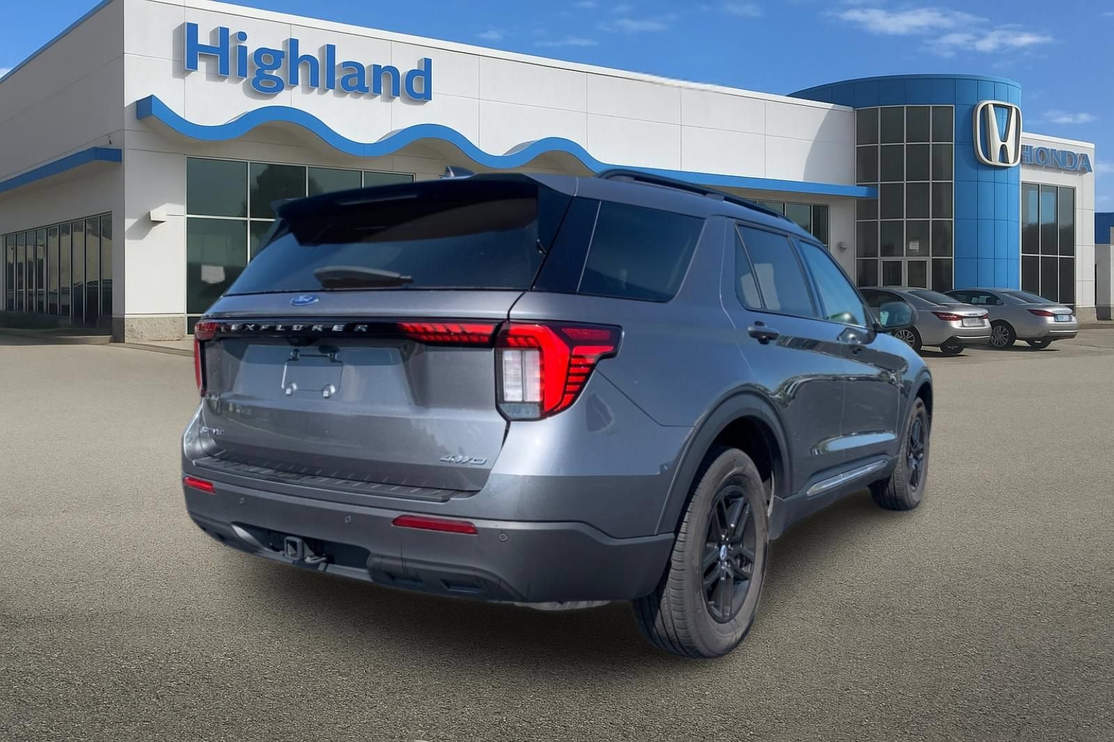 Used 2025 Ford Explorer Active AWD/4WD image 5
