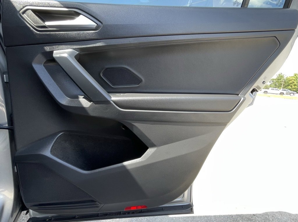 Used 2021 Volkswagen Tiguan SE image 39