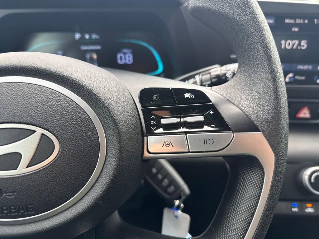 Used 2025 Hyundai Elantra SE image 16