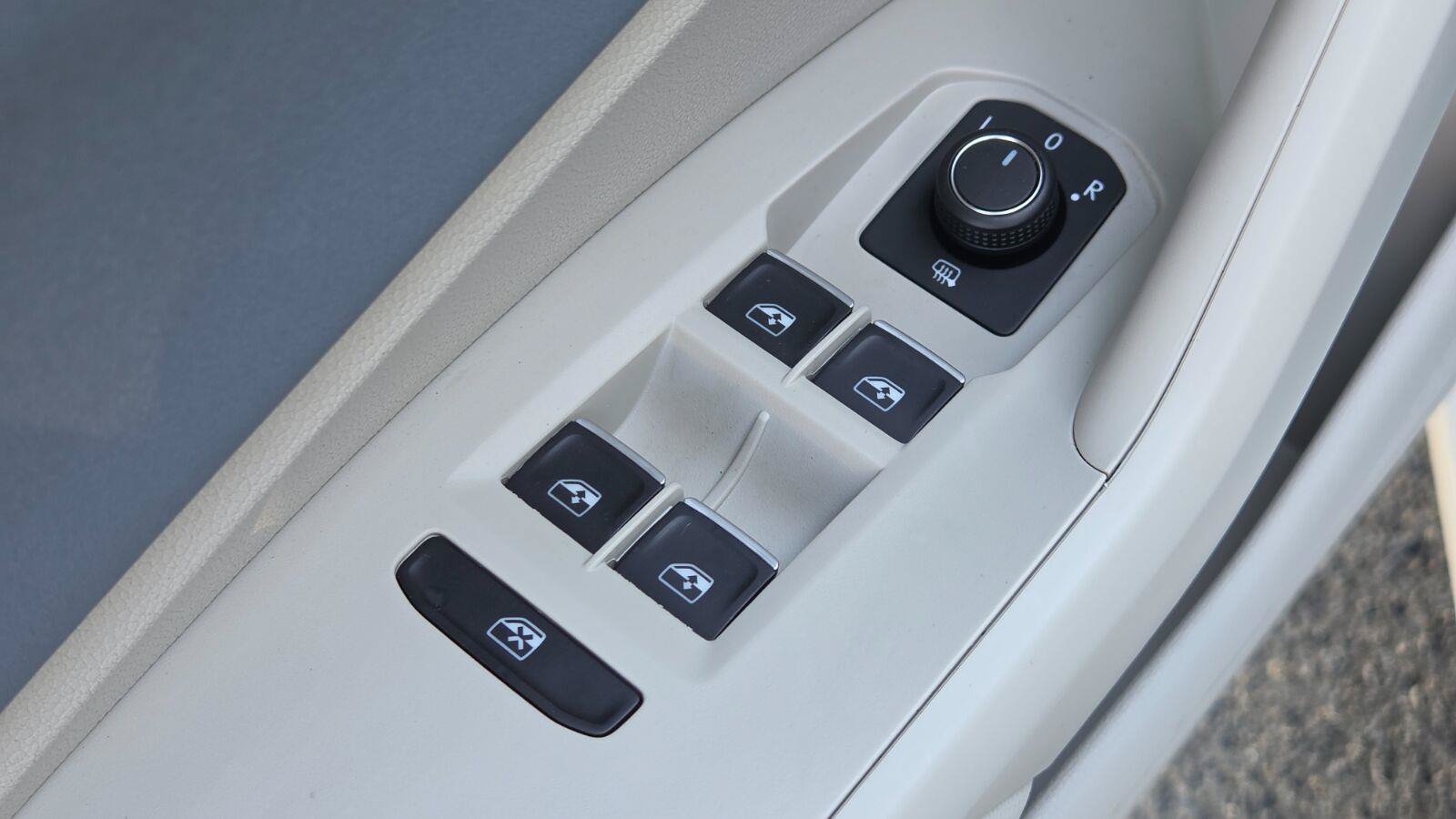 Certified 2025 Volkswagen Jetta SE w/ Sunroof Package FWD image 21