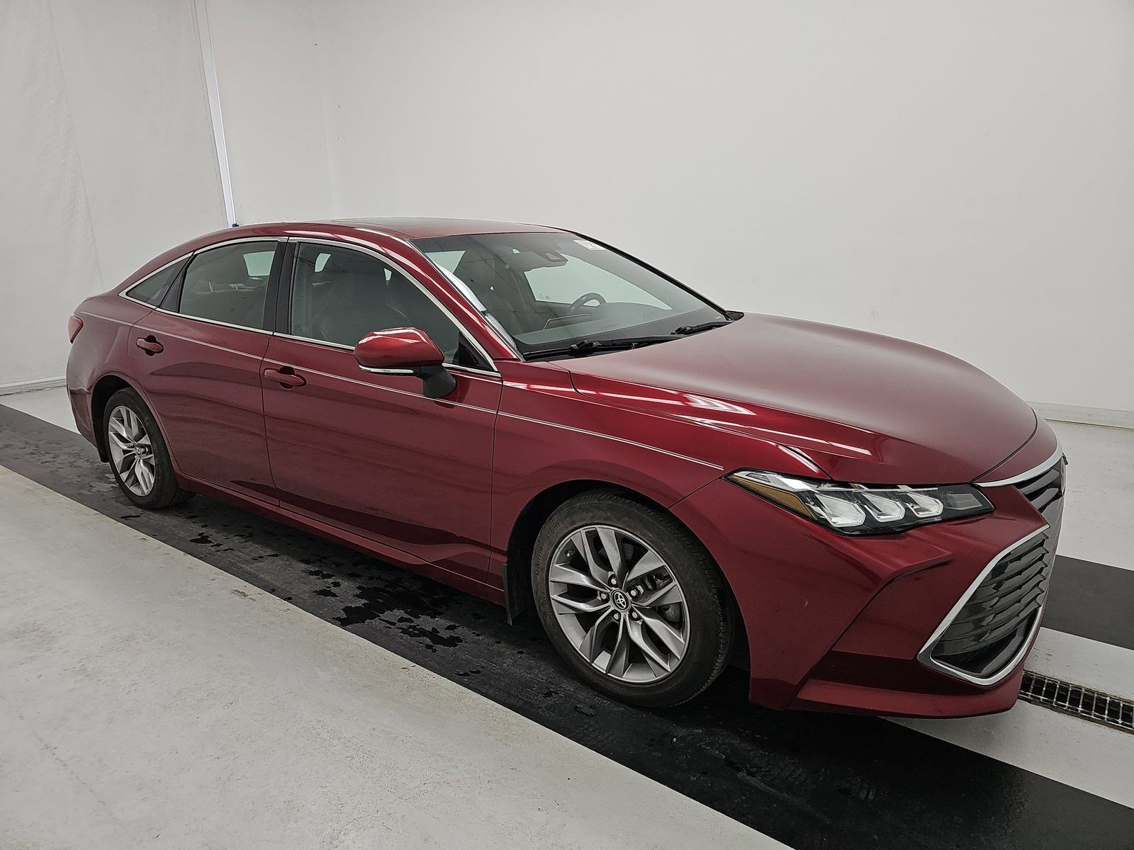 Used 2019 Toyota Avalon XLE w/ Moonroof Package image 3