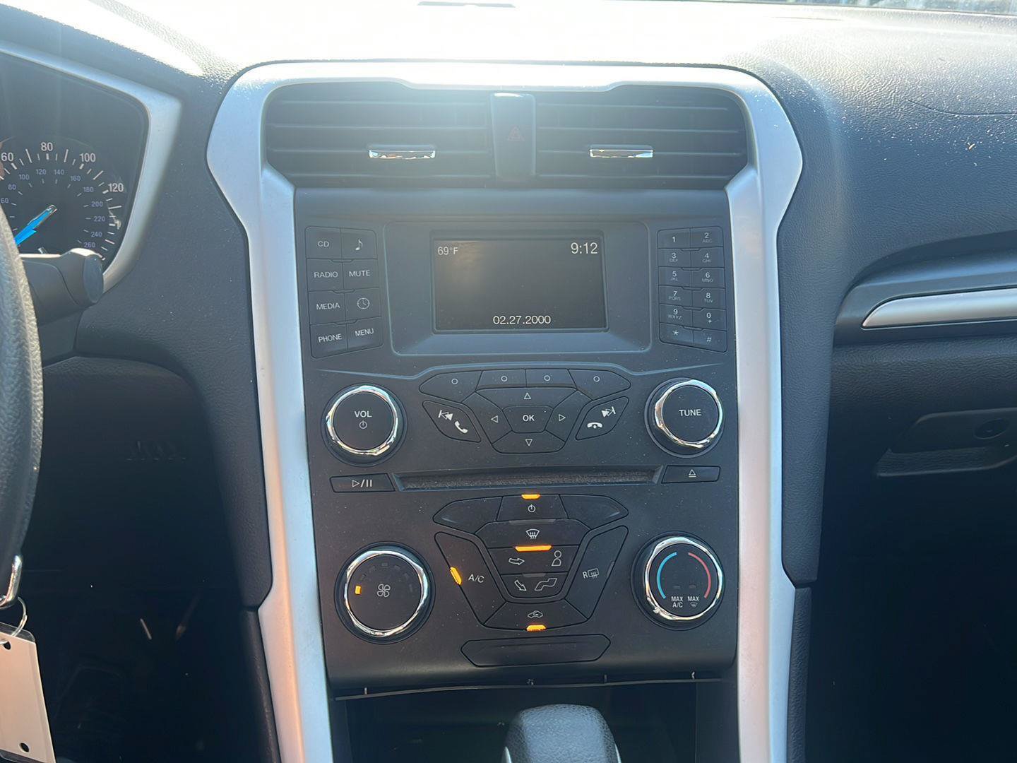 Used 2015 Ford Fusion SE FWD image 20