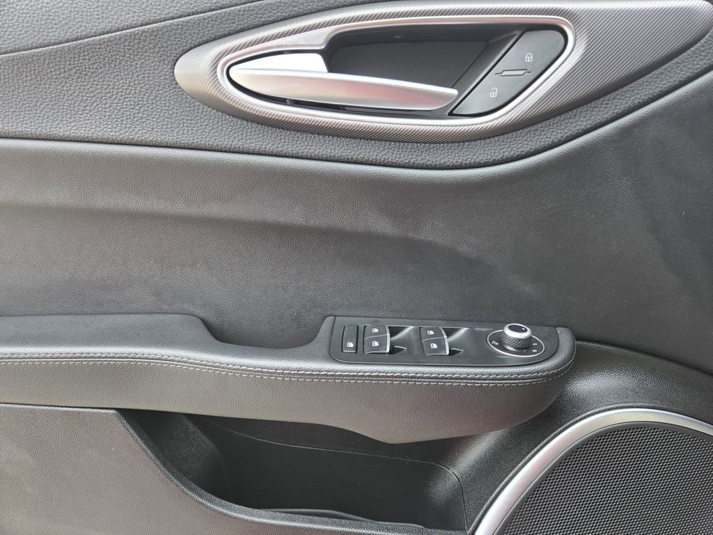 Used 2022 Alfa Romeo Giulia Veloce image 24