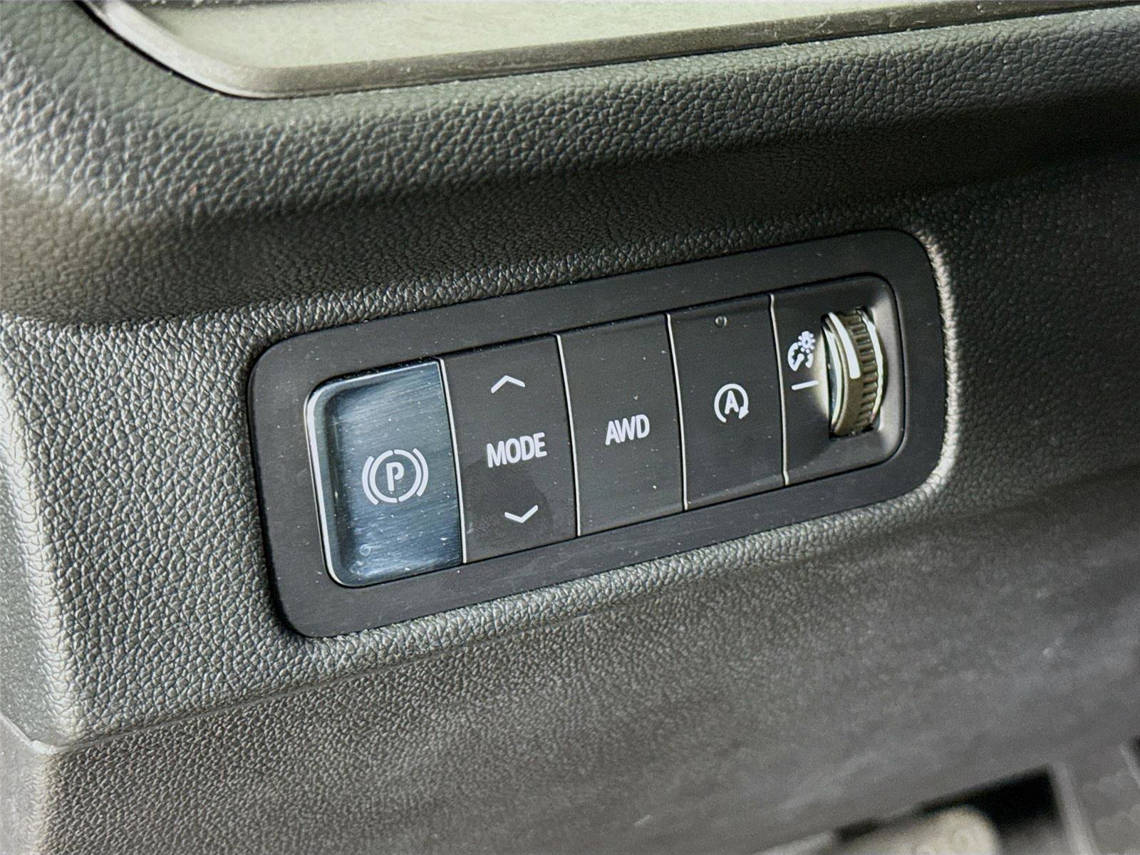 Used 2025 Chevrolet Traverse LT w/ Driver Confidence Package image 12