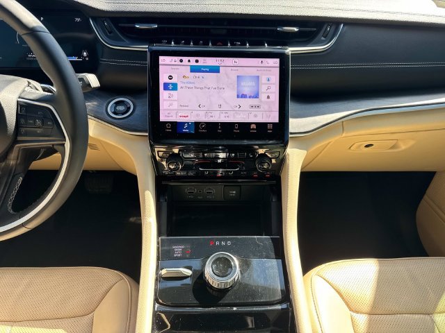 Used 2023 Jeep Grand Cherokee L Limited w/ Luxury Tech Group II AWD/4WD image 24