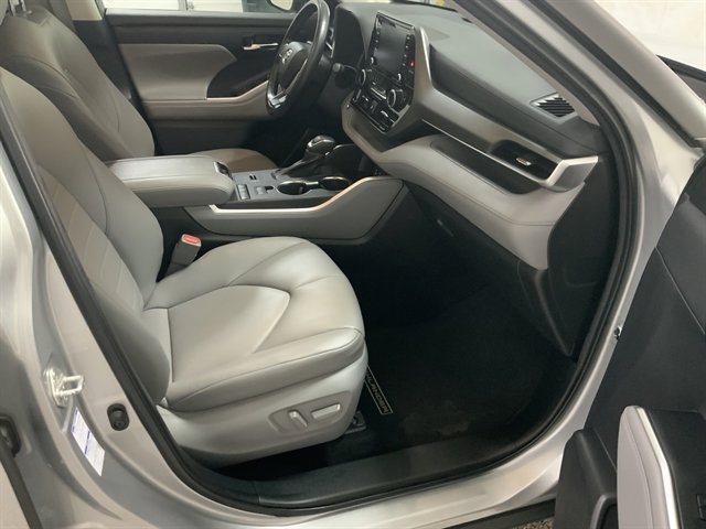 Used 2022 Toyota Highlander XLE AWD/4WD image 22