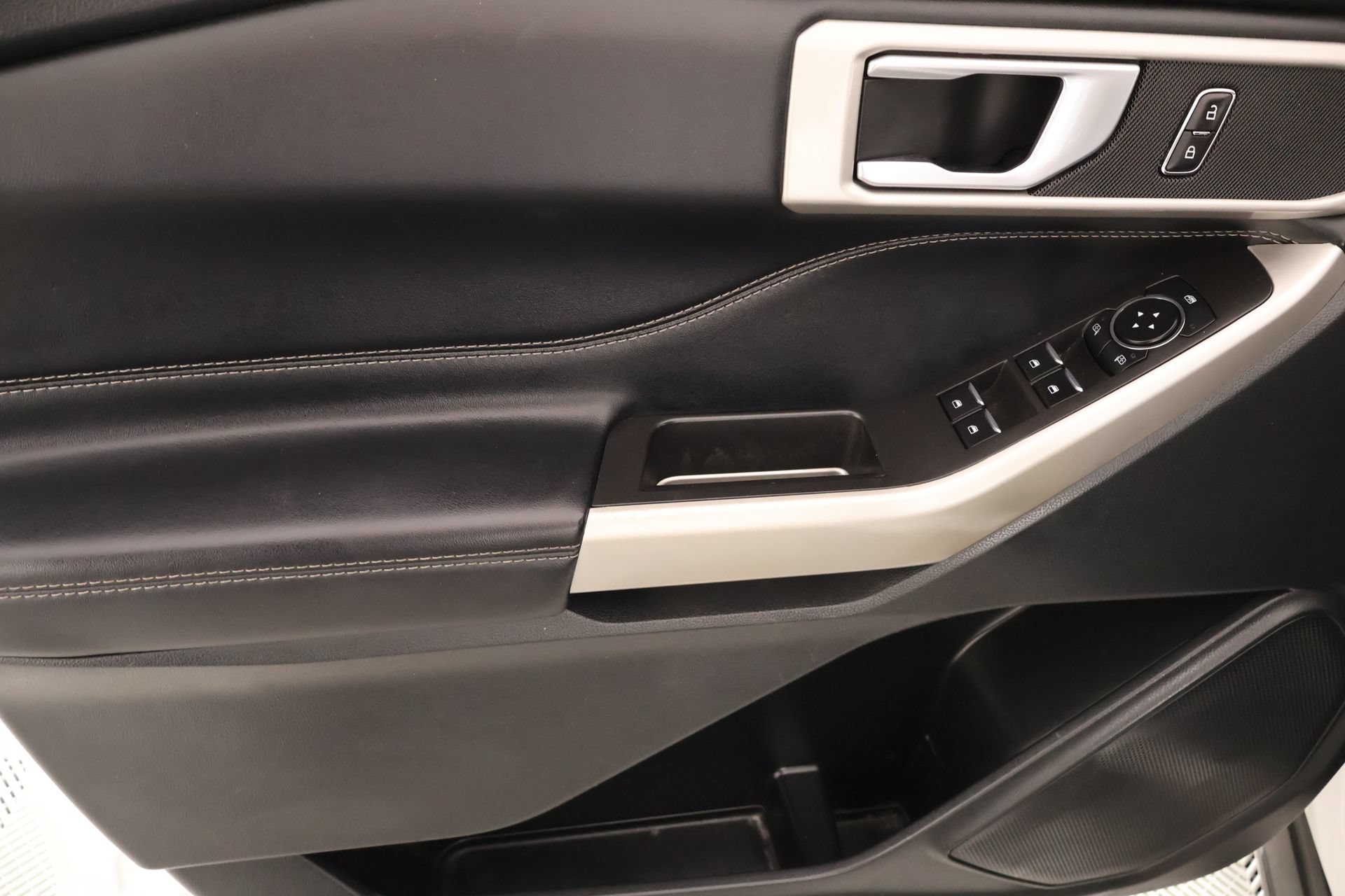 Used 2023 Ford Explorer XLT AWD/4WD image 16