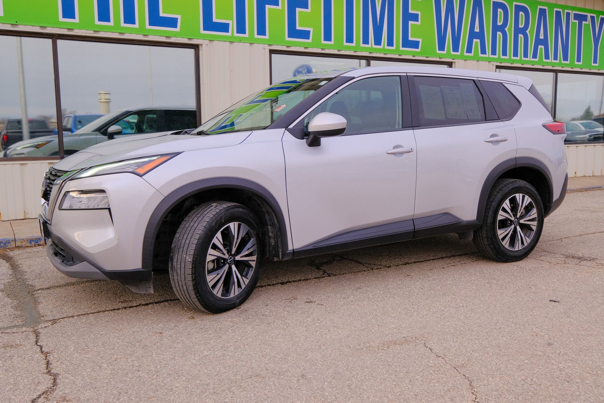 Used 2023 Nissan Rogue SV image 2