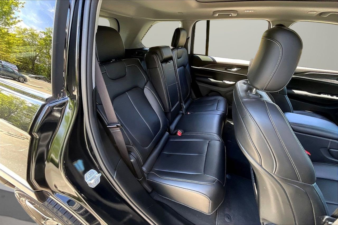 Used 2023 Jeep Grand Cherokee Limited w/ Black Appearance Package image 26