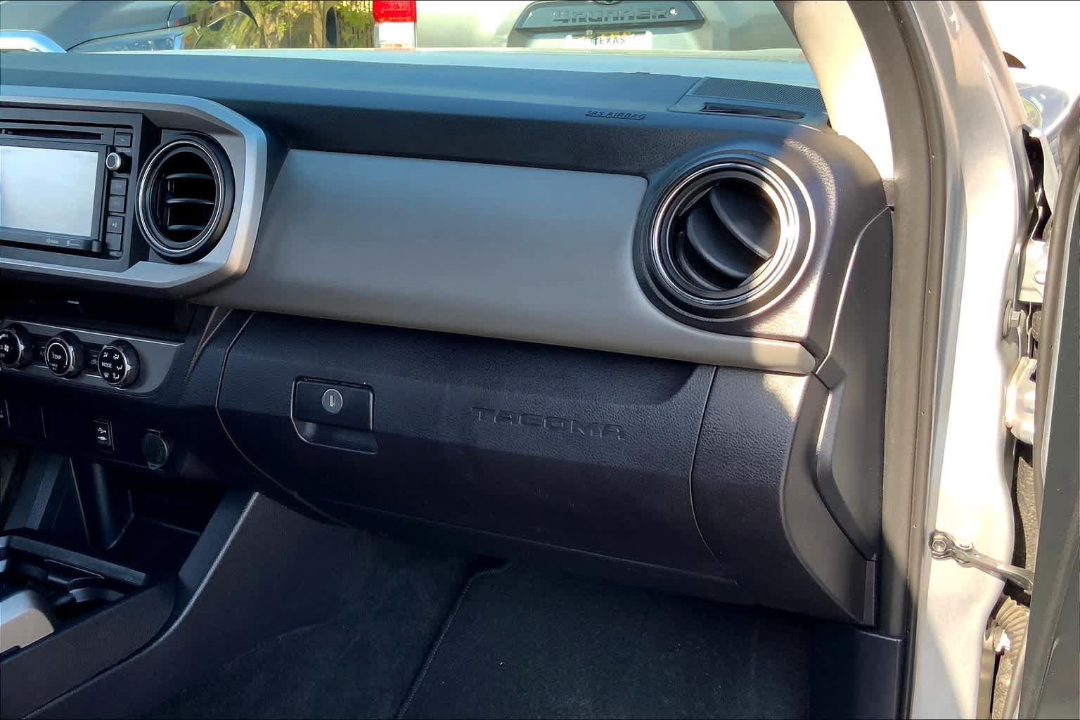 Used 2017 Toyota Tacoma SR5 w/ Tow Package RWD image 18