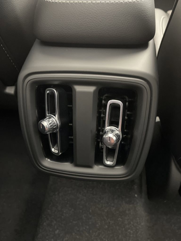 Used 2024 Volvo XC40 B5 Ultimate image 7