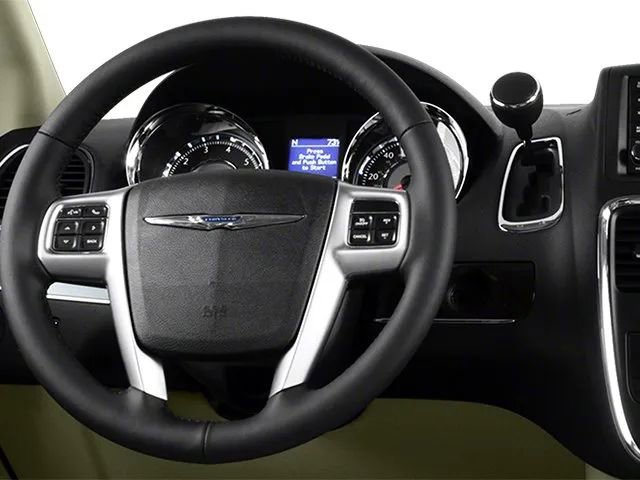 Used 2013 Chrysler Town & Country Touring image 9