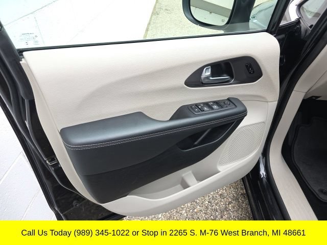 Used 2023 Chrysler Pacifica Touring-L FWD image 15
