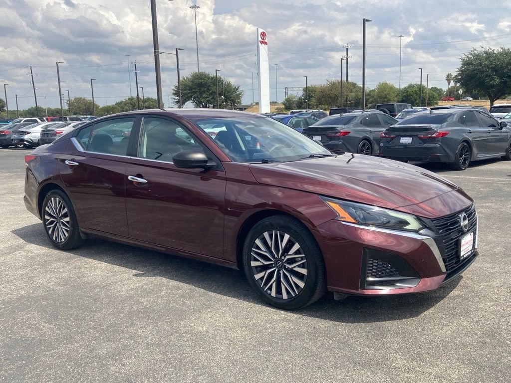 Used 2025 Nissan Altima 2.5 SV FWD image 3