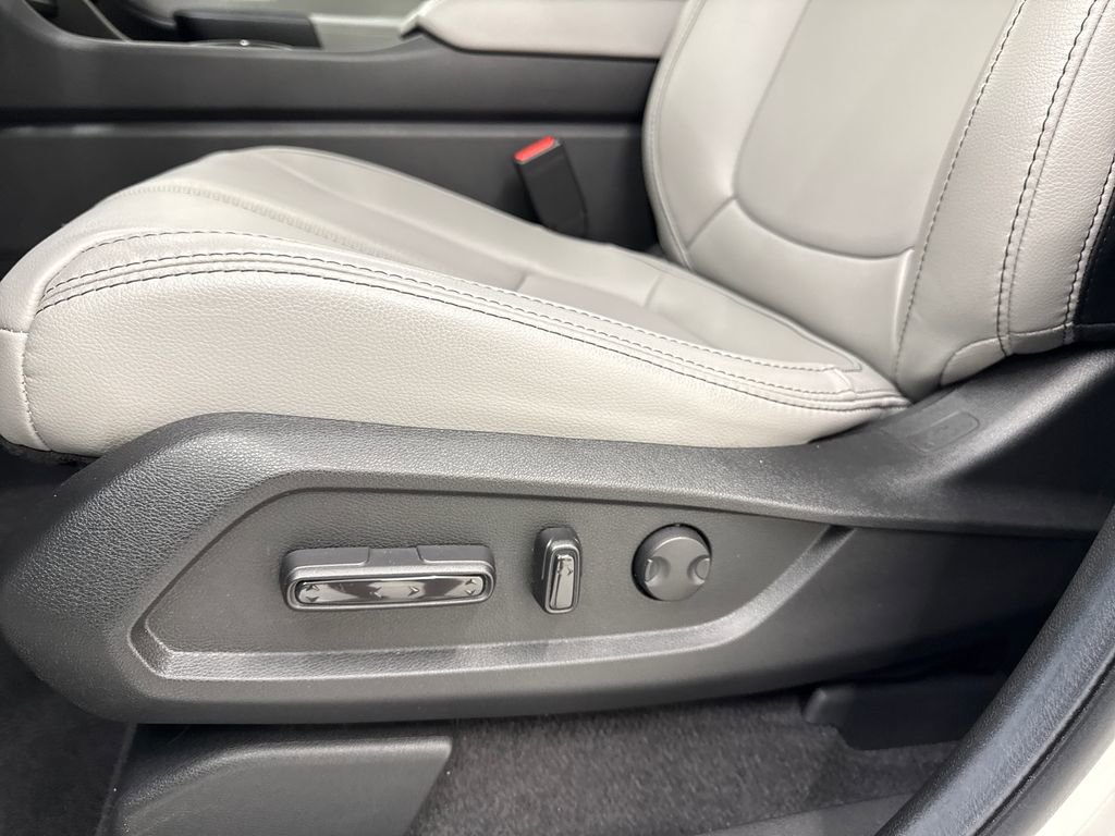 Used 2025 Honda Pilot Touring image 13