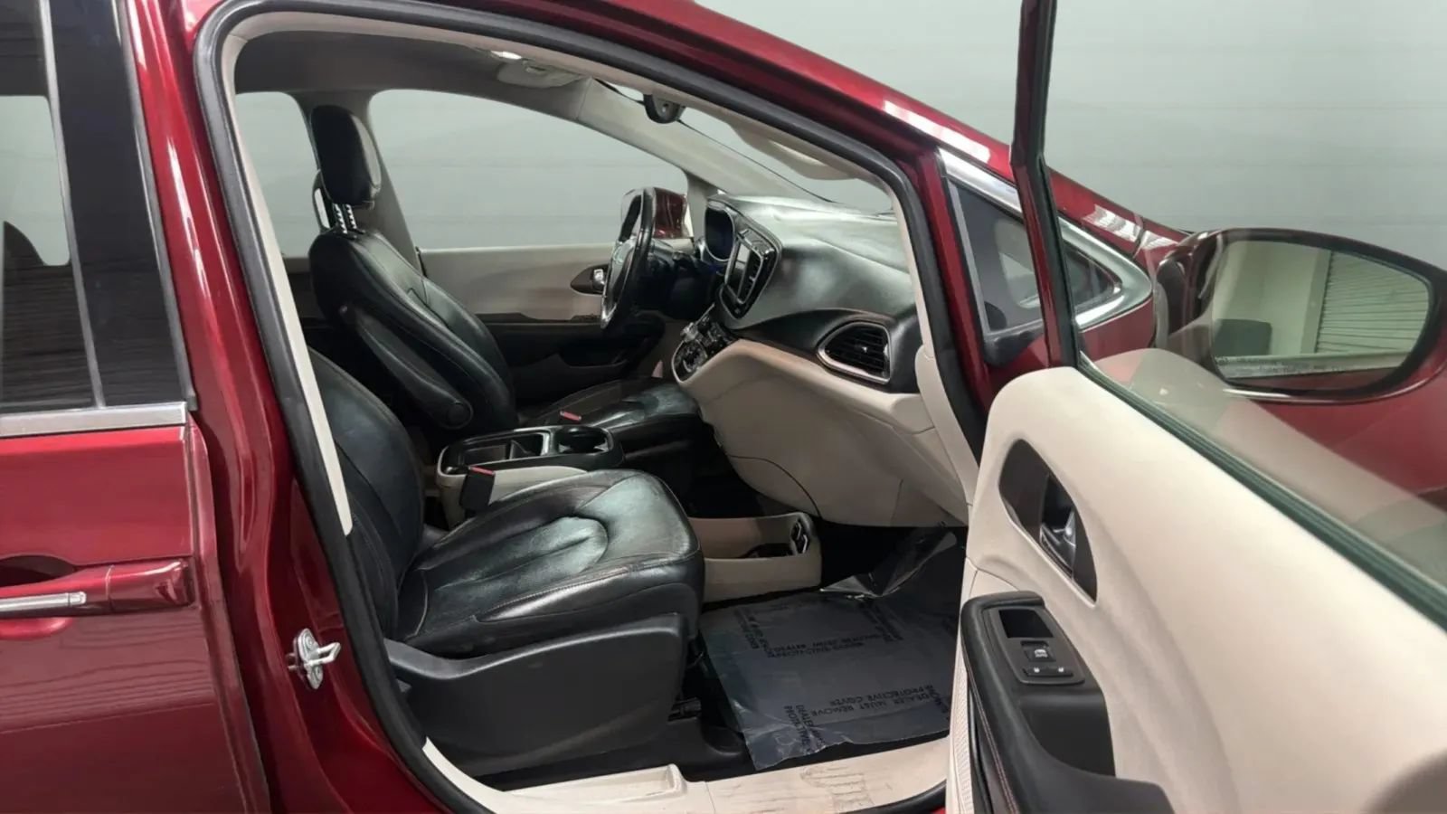 Used 2019 Chrysler Pacifica Touring-L FWD image 22