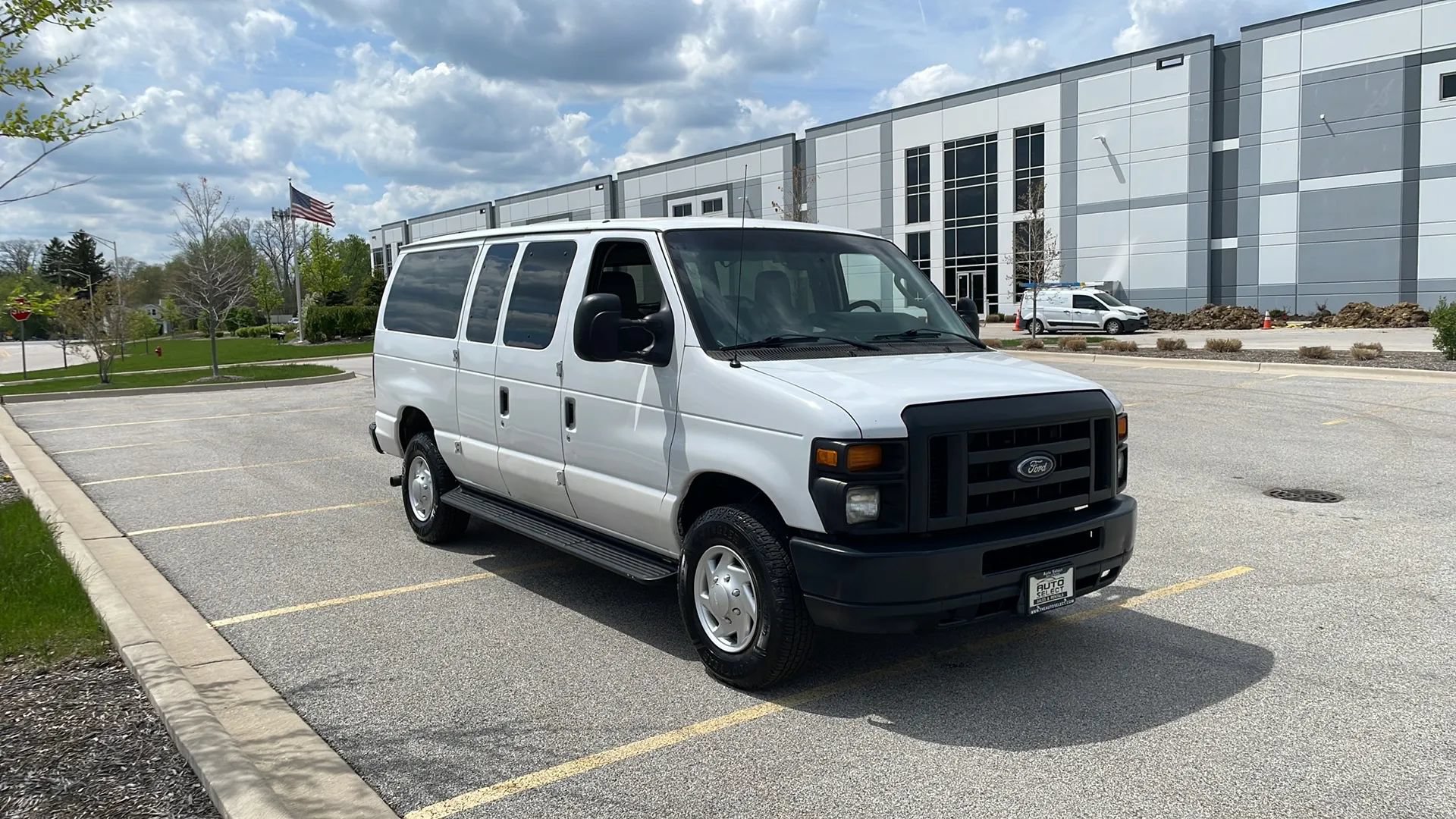 Used 2013 Ford E-350 and Econoline 350 Super Duty w/ Crew Van Pkg RWD image 3