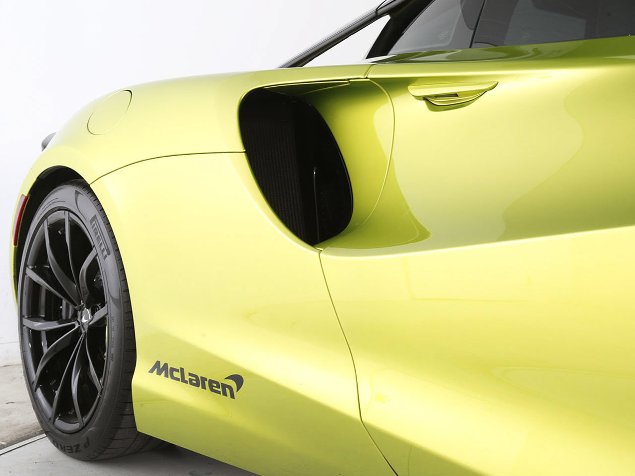 Used 2023 McLaren Artura RWD image 19