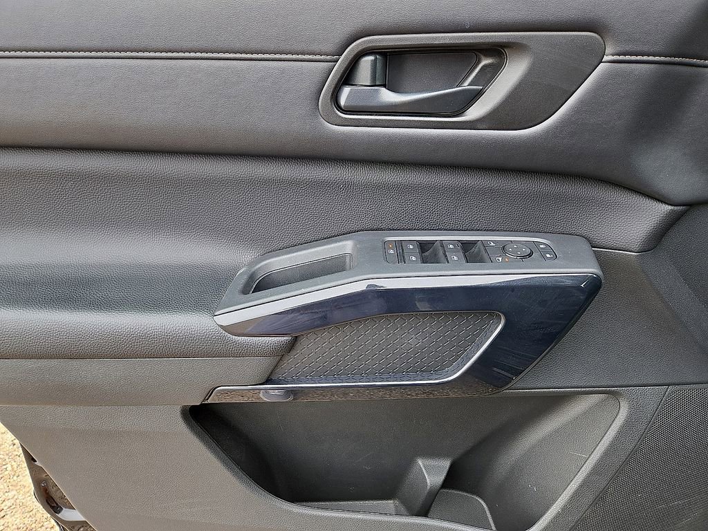 Used 2025 Nissan Pathfinder SV AWD/4WD image 22