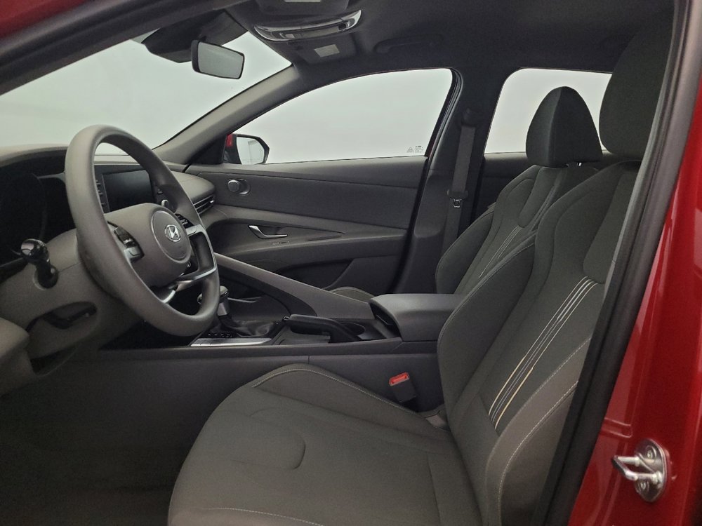Used 2023 Hyundai Elantra SEL w/ Preferred Accessory Package FWD image 17