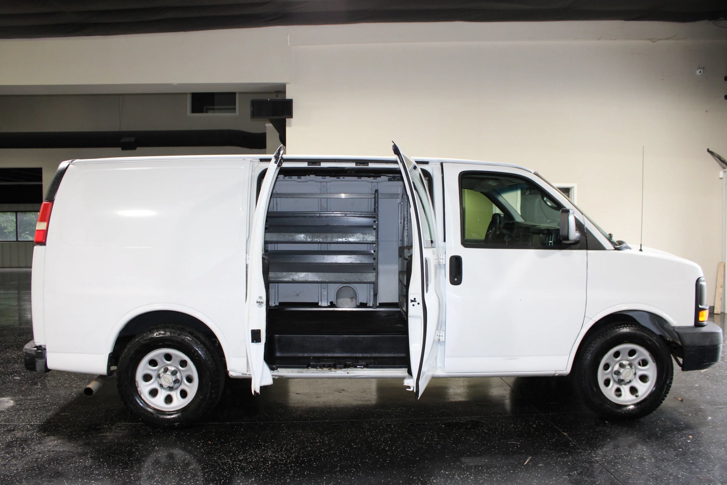 Used 2009 Chevrolet Express 1500 RWD image 23