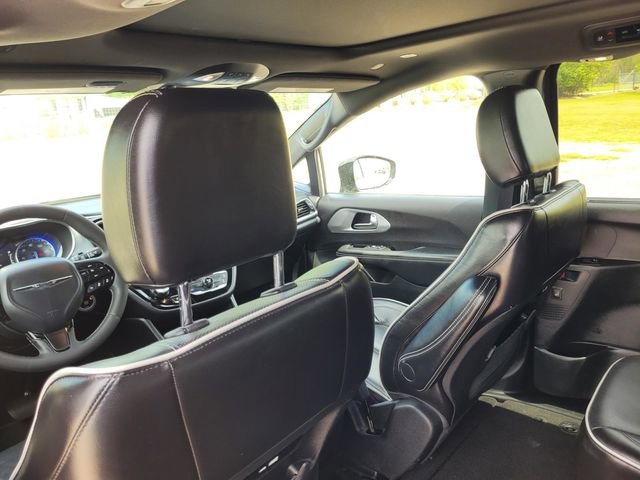 Used 2025 Chrysler Pacifica Limited image 34