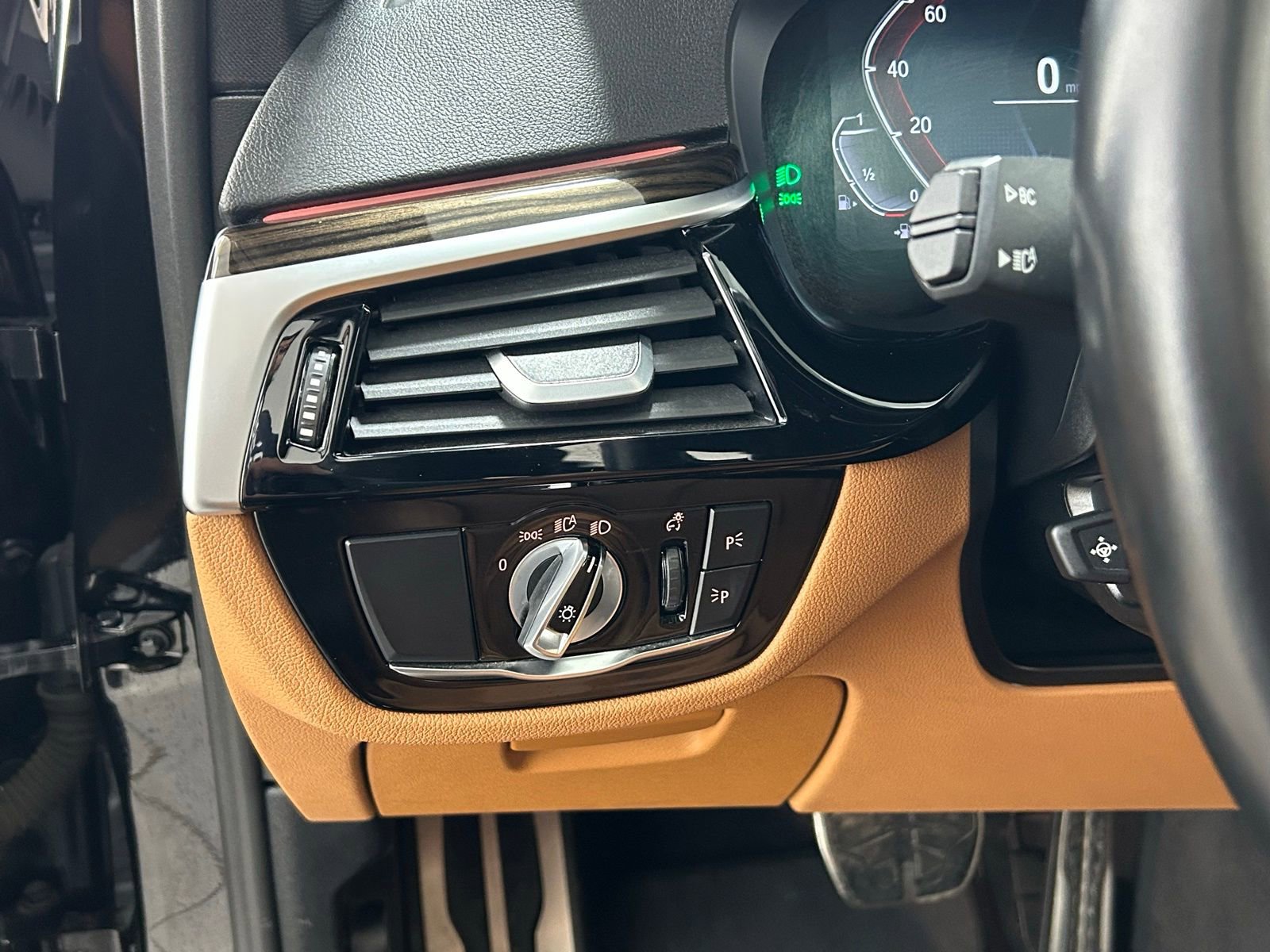 Used 2023 BMW 540i xDrive w/ M Sport Package image 28