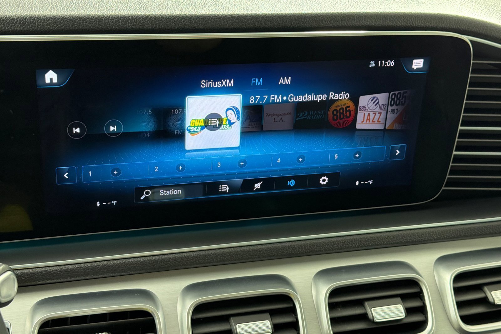 Used 2022 Mercedes-Benz GLE 350 4MATIC w/ Premium Package image 17