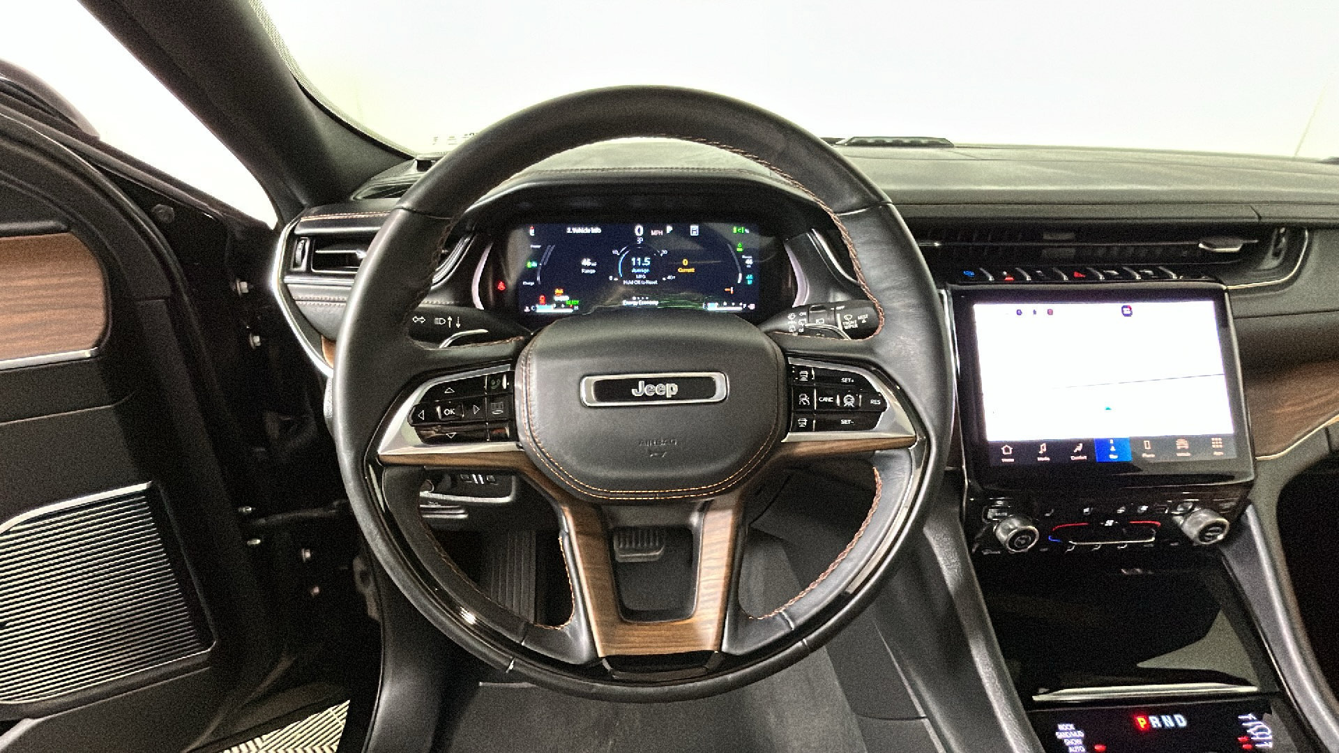 Used 2023 Jeep Grand Cherokee Summit AWD/4WD image 17