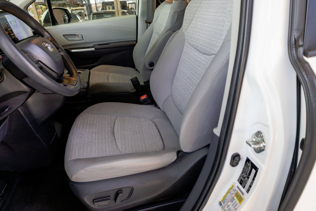 Used 2022 Toyota Sienna LE image 10