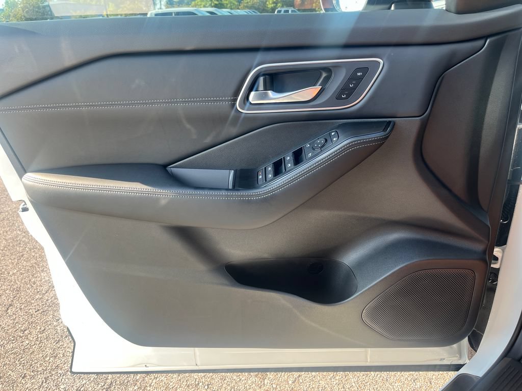 New 2026 Nissan Rogue Platinum AWD/4WD image 12