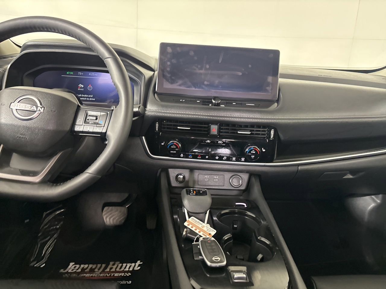 Used 2025 Nissan Rogue SL w/ Tech Package image 23