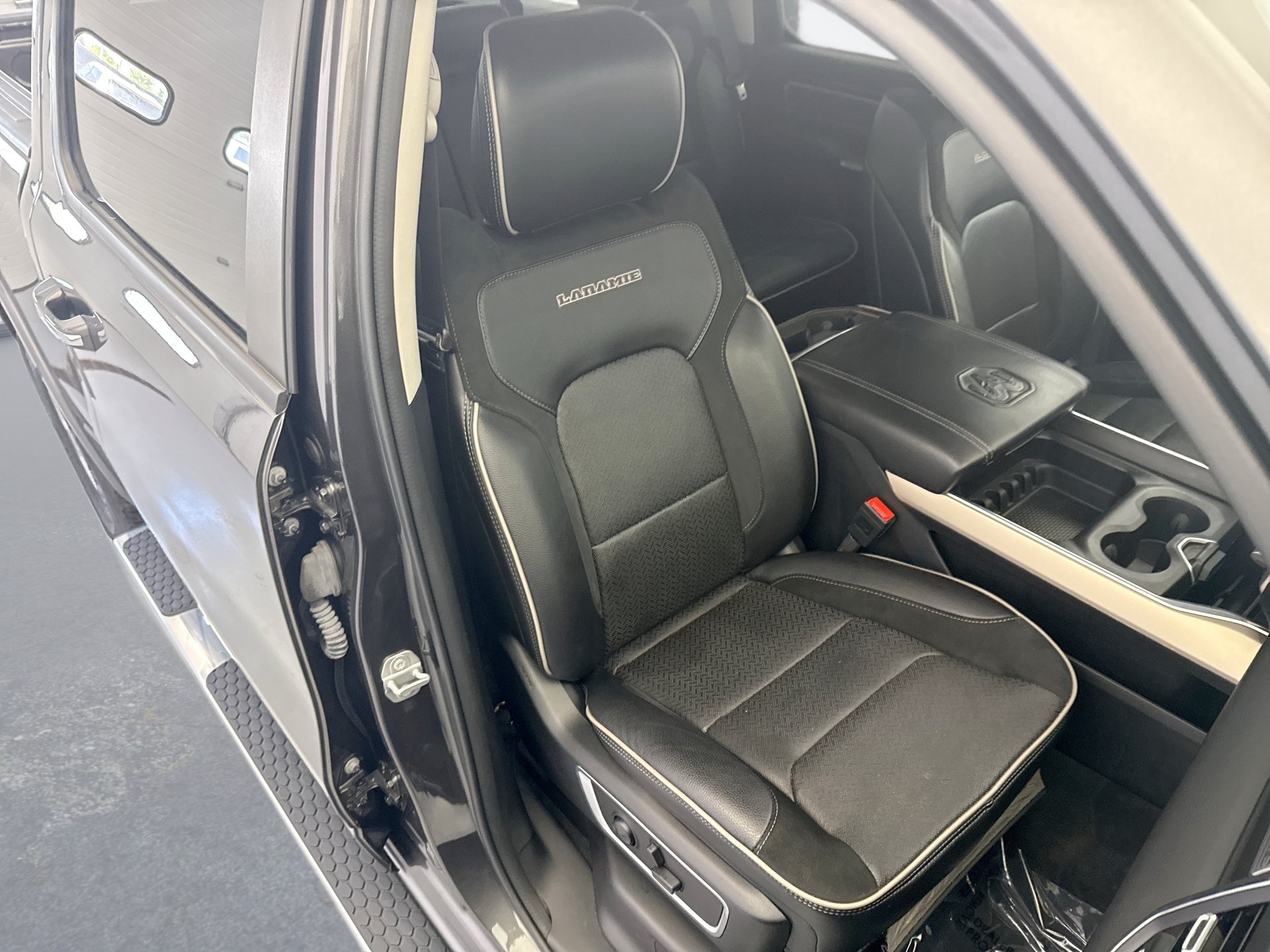 Used 2022 RAM 1500 Laramie AWD/4WD image 16