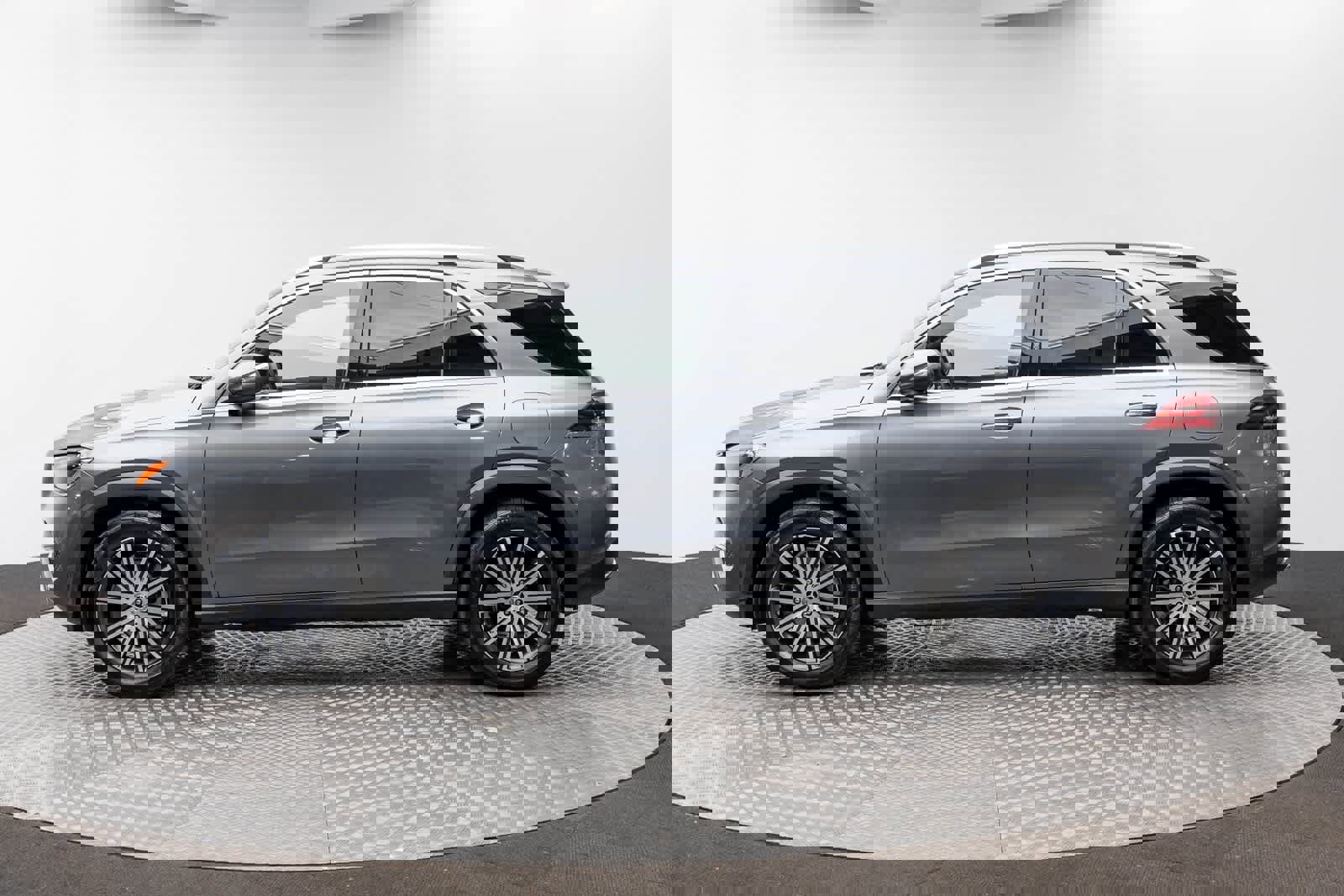 Used 2025 Mercedes-Benz GLE 450e 4MATIC w/ Driver Assistance Package image 3