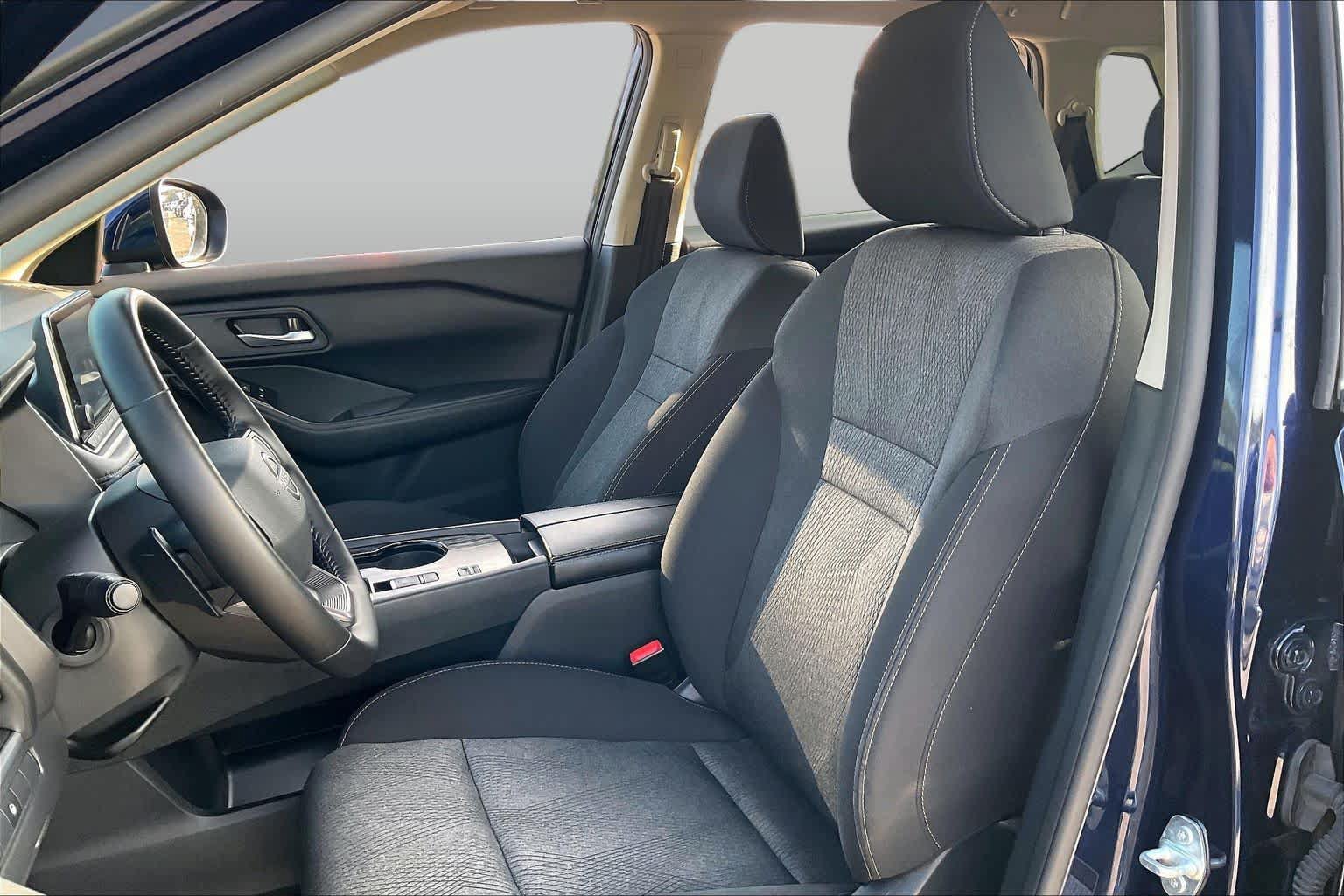 Used 2025 Nissan Rogue SV FWD image 8