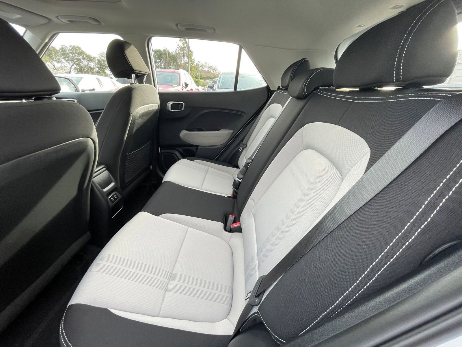 Used 2025 Hyundai Venue SEL image 24