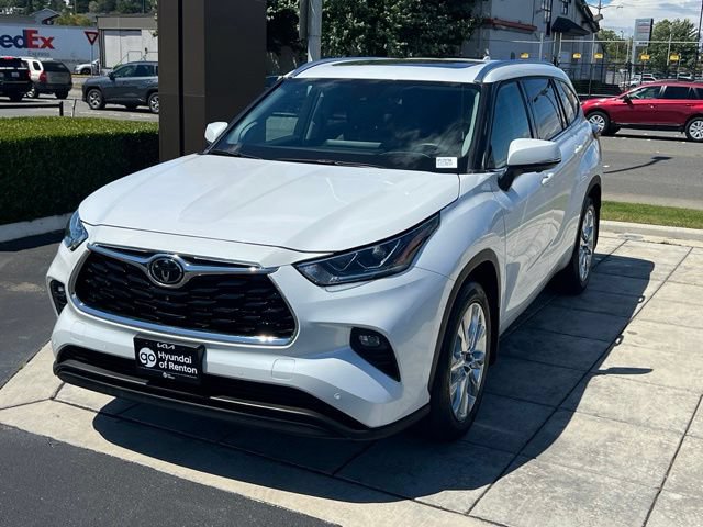 Used 2023 Toyota Highlander Limited AWD/4WD image 3