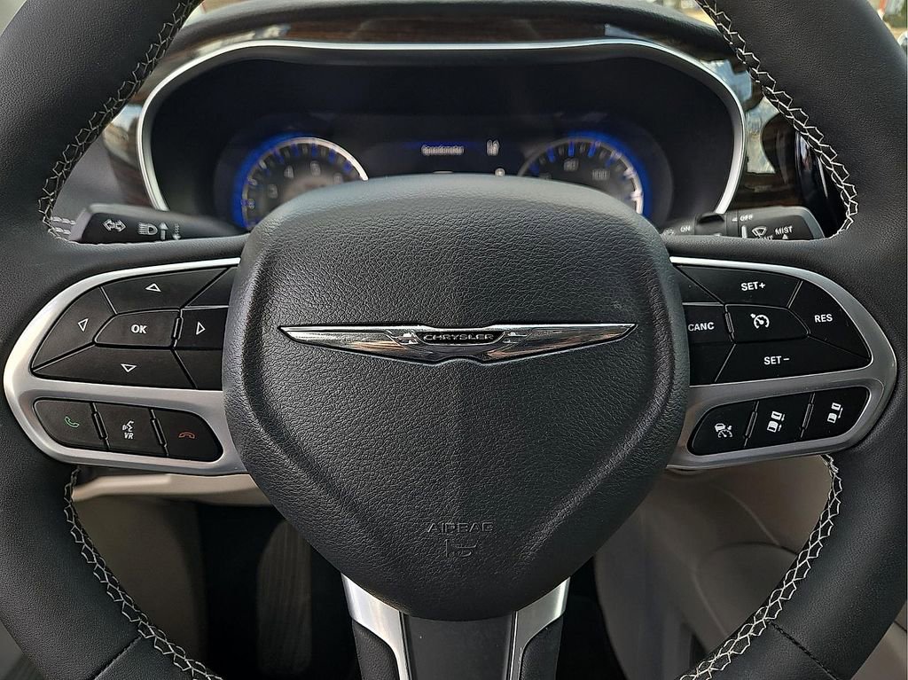 Used 2023 Chrysler Pacifica Limited image 20