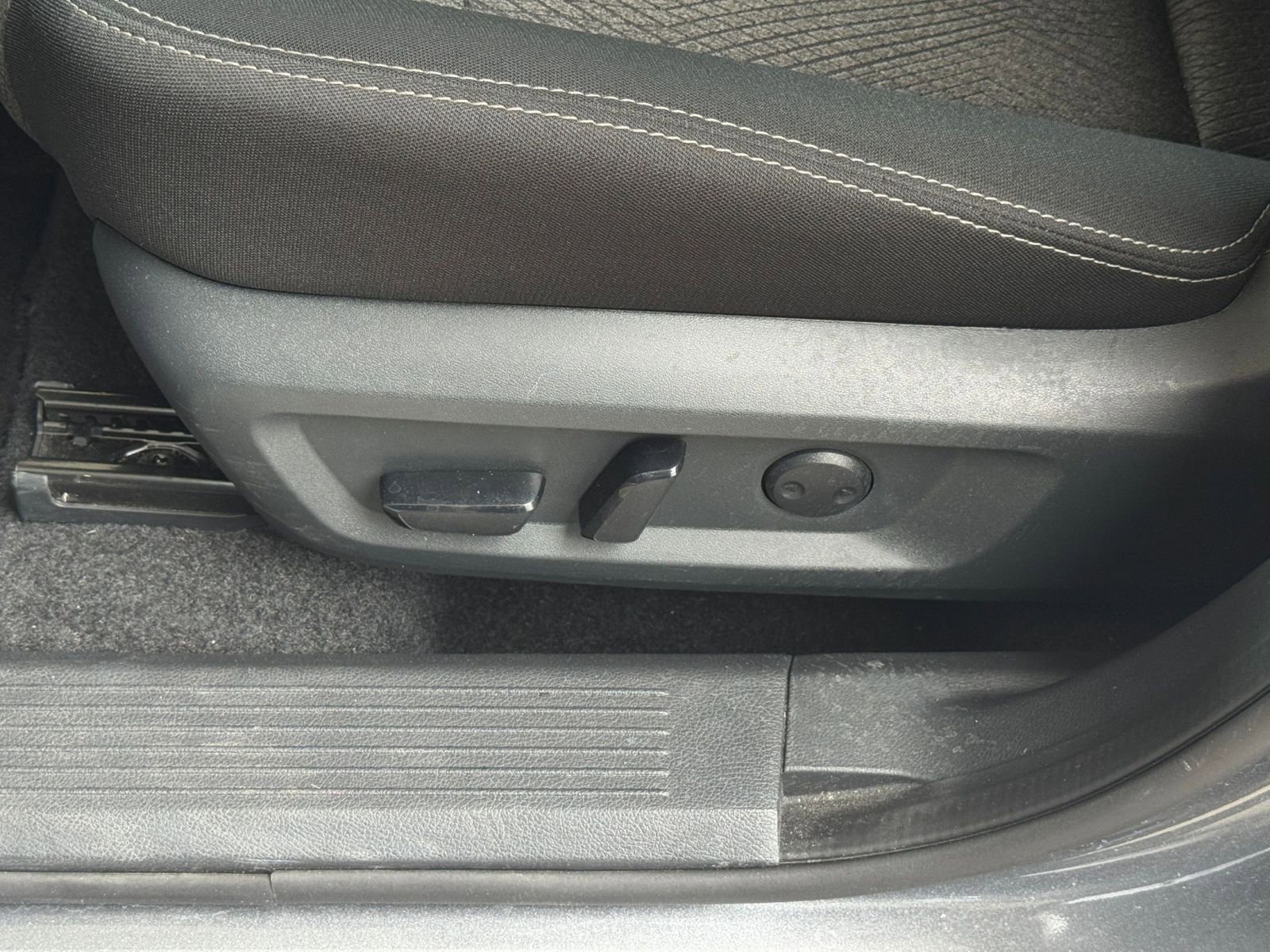 Used 2025 Nissan Rogue SV FWD image 22