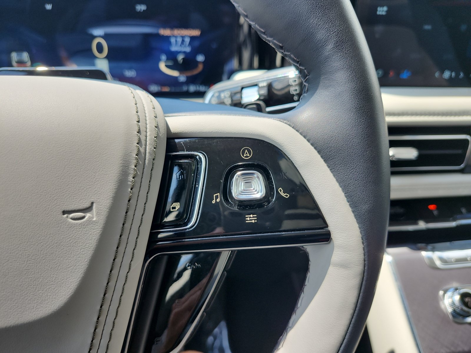 Used 2025 Lincoln Aviator AWD w/ Jet Appearance Package image 26
