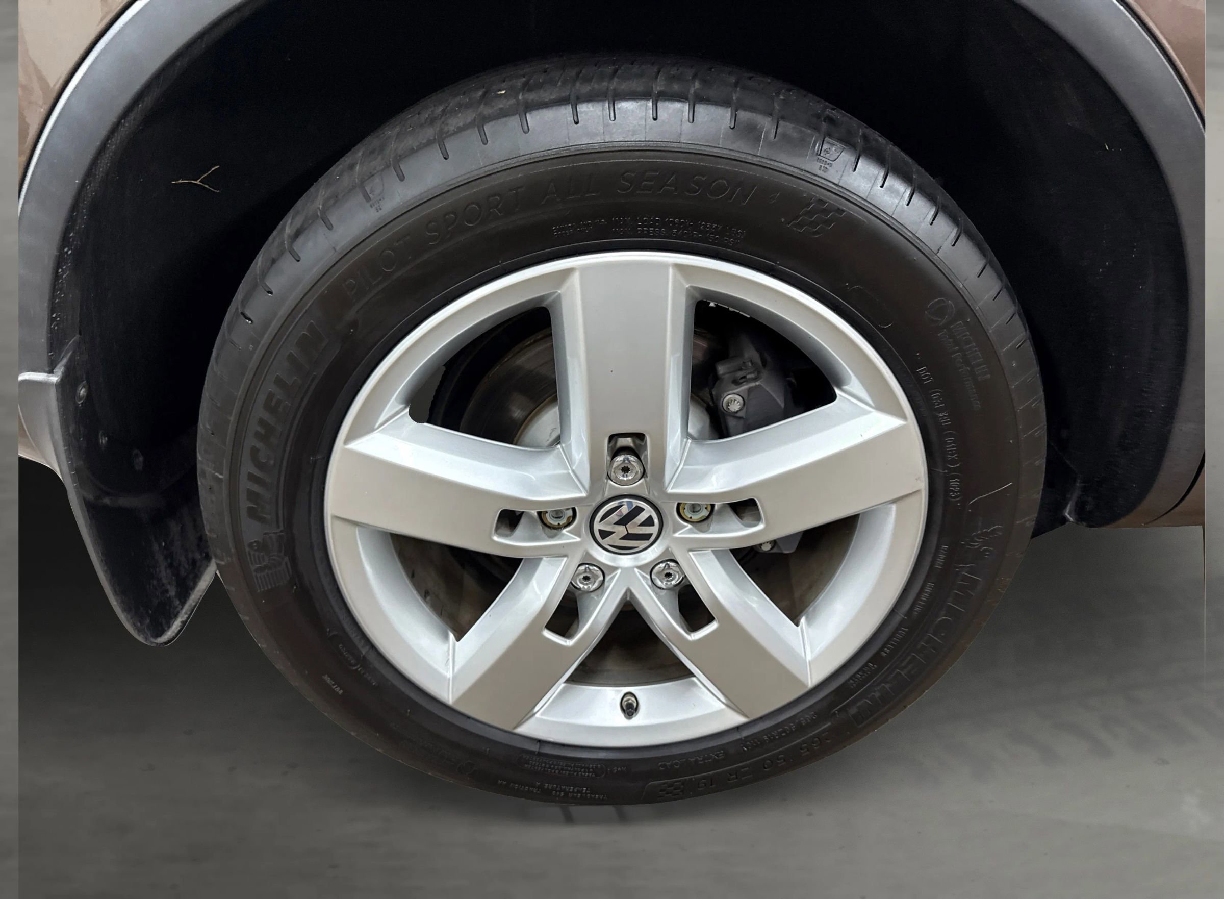 Used 2013 Volkswagen Touareg TDI image 14