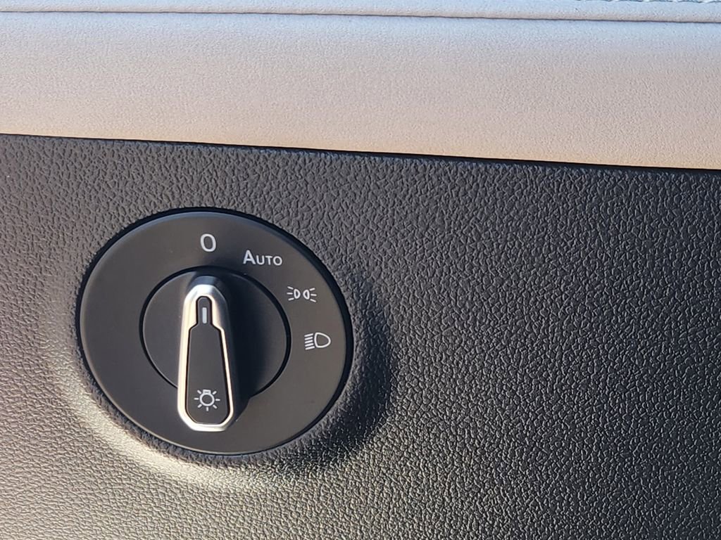 Used 2025 Volkswagen Taos SE image 12