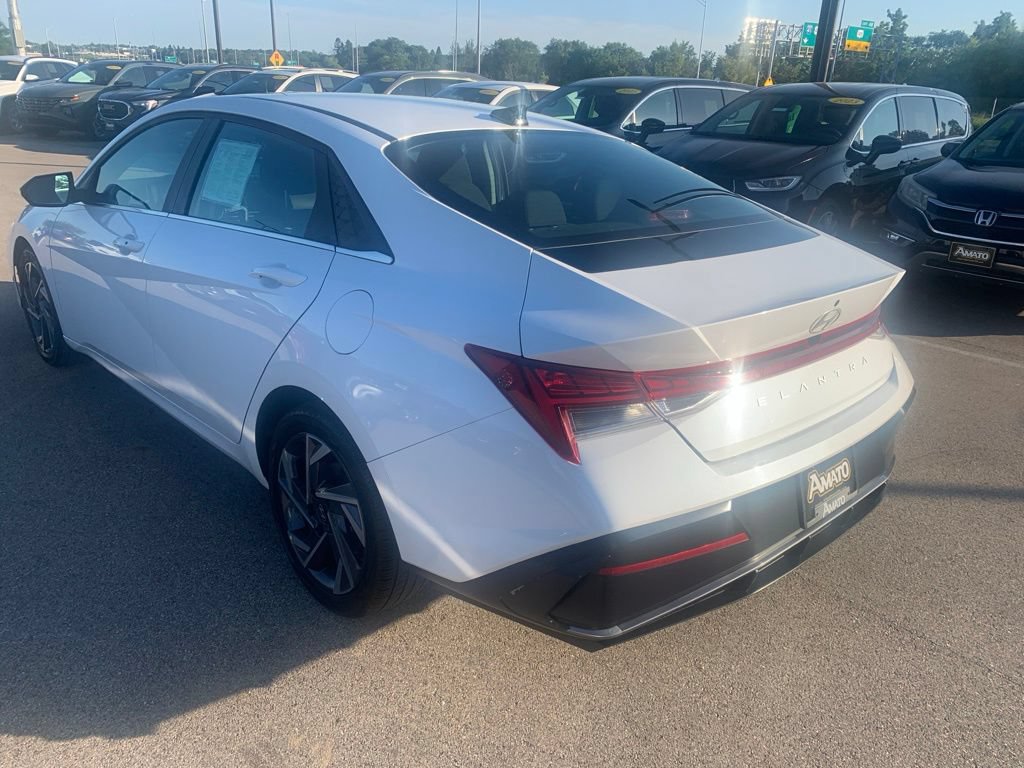 Certified 2025 Hyundai Elantra SEL FWD image 3