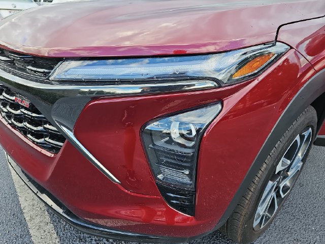 Used 2024 Chevrolet Trax RS w/ Sunroof Package FWD image 35