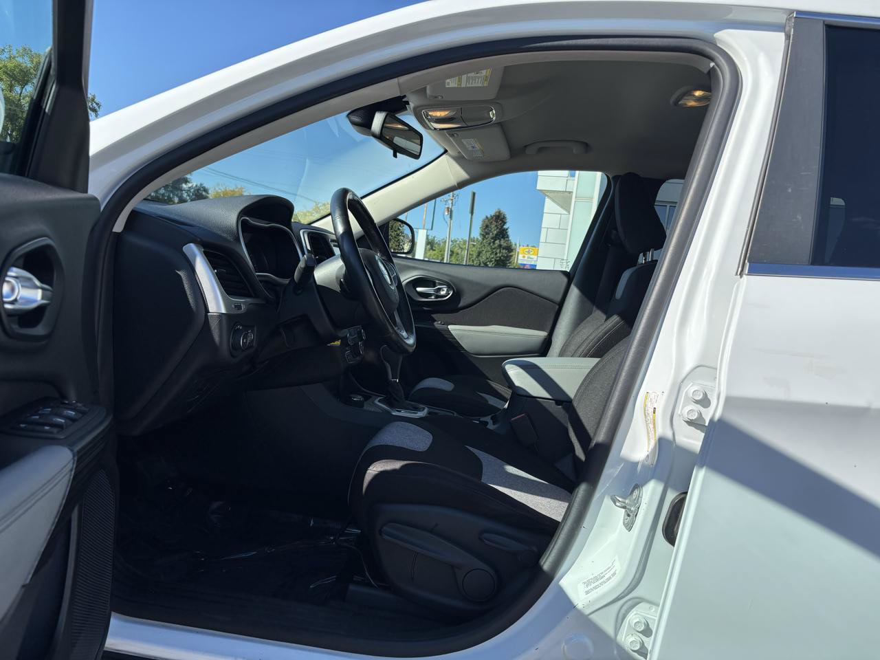 Used 2014 Jeep Cherokee Latitude w/ Cold Weather Group AWD/4WD image 15