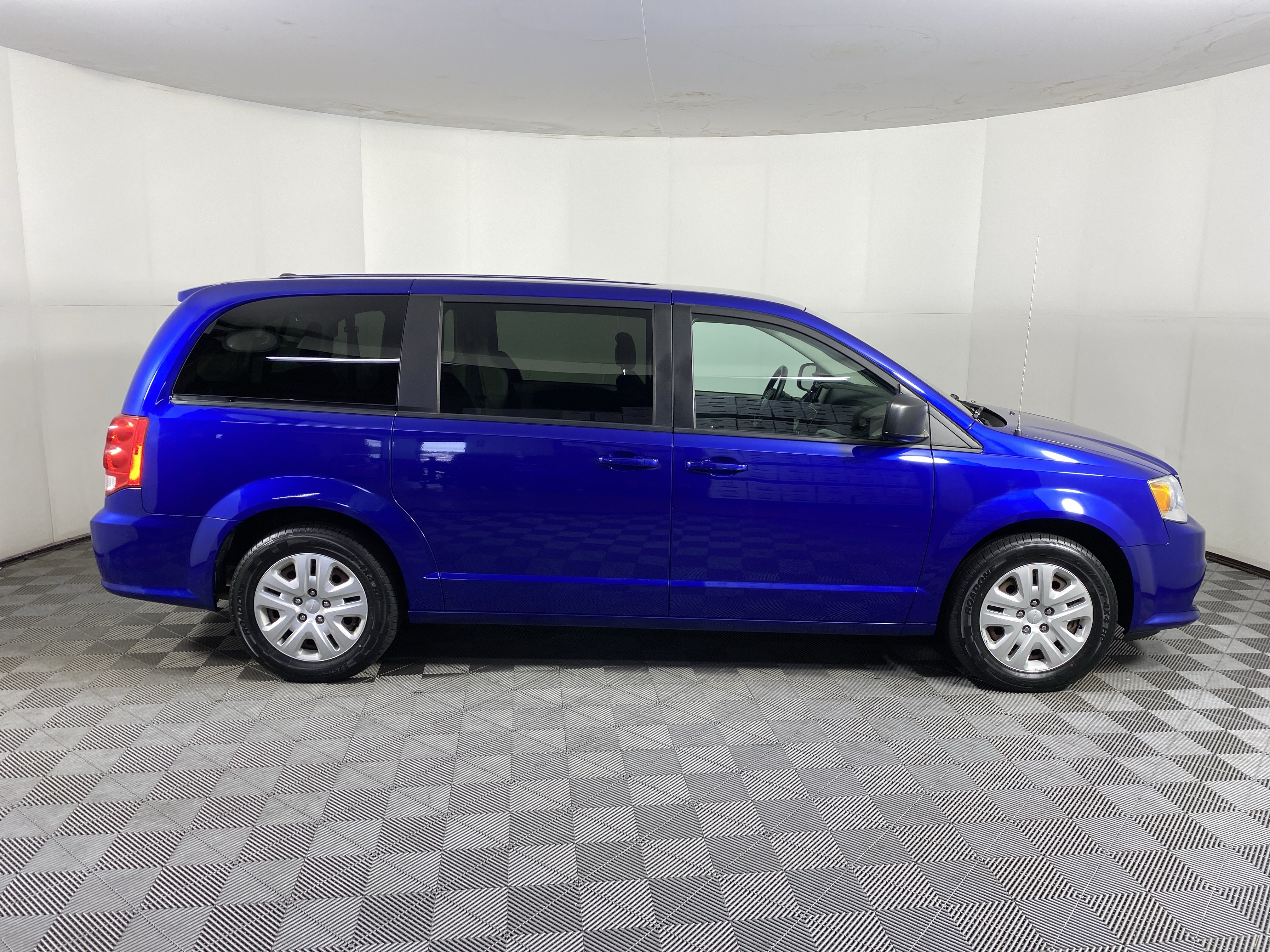 Used 2018 Dodge Grand Caravan SE w/ UConnect Hands-Free Group FWD image 5