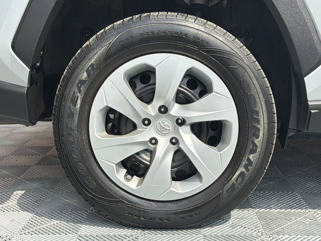 Used 2021 Toyota RAV4 LE image 18